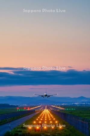 旭川空港と飛行機夕景