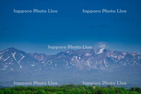 美馬牛小学校十勝岳連峰