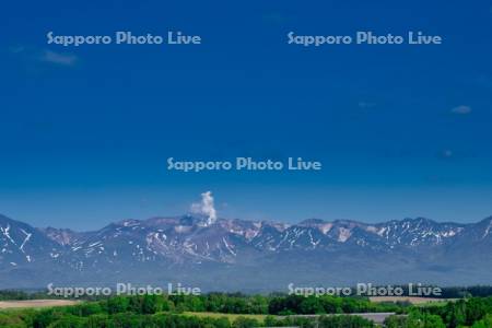 三愛の丘と十勝岳連峰