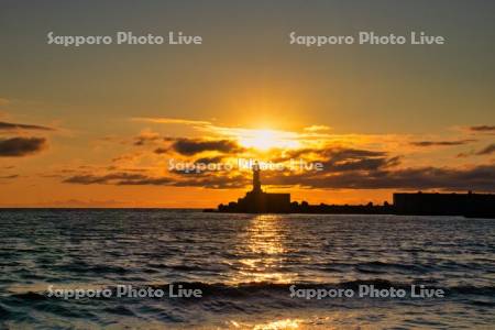 厚田港西防波堤灯台と夕日