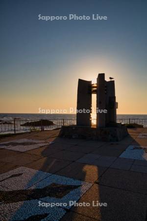 黄金岬波濤の門と夕日