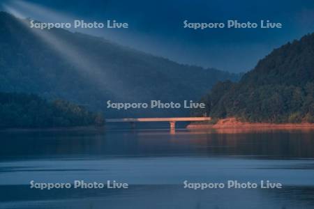 かなやま湖の夜明け