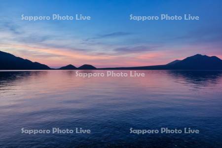 朝焼けの支笏湖と風不死岳