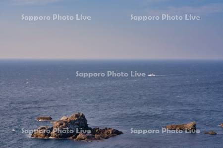 島武意海岸と漁船