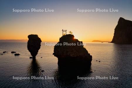 日の出とえびす岩・大黒岩