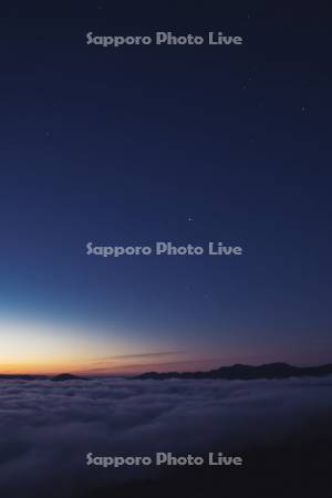 屈斜路湖の雲海と星空