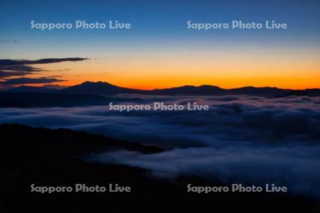 屈斜路湖の雲海と朝焼け