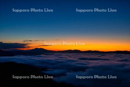 屈斜路湖の雲海と朝焼け