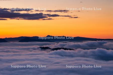 屈斜路湖の雲海と朝焼け