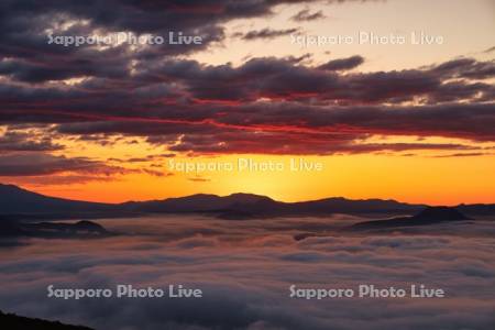 屈斜路湖の雲海と朝焼け