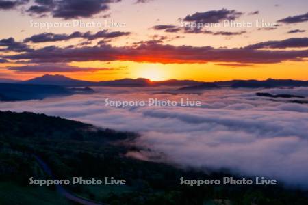 屈斜路湖の雲海と日の出