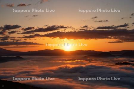 屈斜路湖の雲海と日の出