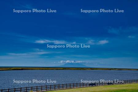 天塩川河川公園より利尻島