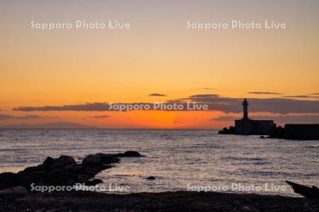 厚田港西防波堤灯台と夕日