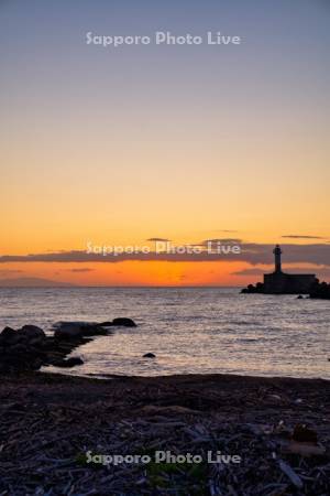 厚田港西防波堤灯台と夕日