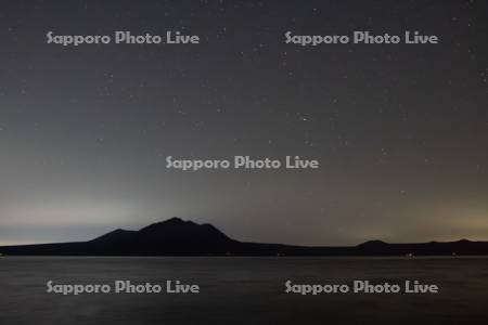 支笏湖と風不死岳の星空