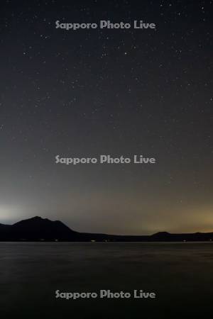 支笏湖と風不死岳の星空