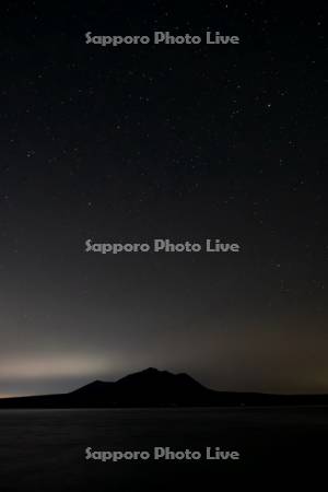 支笏湖と風不死岳の星空