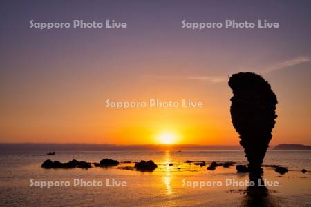 日の出とえびす岩と漁船