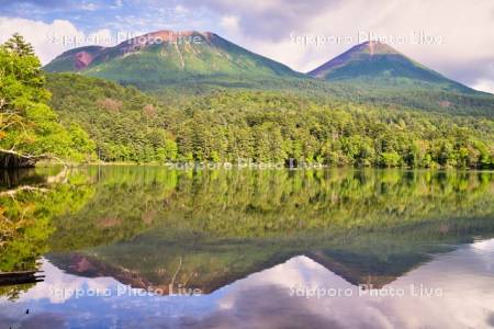 オンネトーと雌阿寒岳と阿寒富士