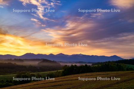朝焼けと十勝岳連峰