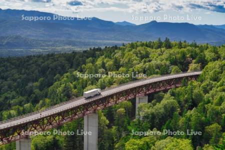 三国峠　松見大橋とトラック　R273