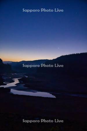 日新ダムの夜明け