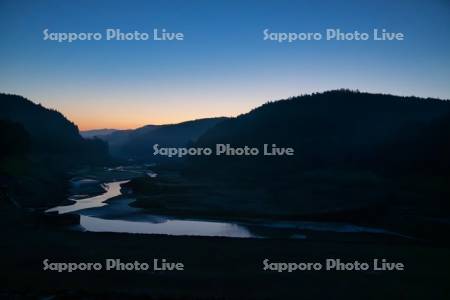 日新ダムの夜明け