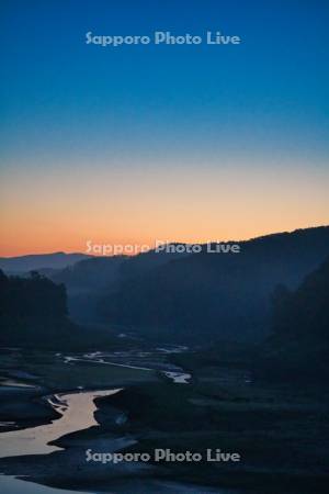 日新ダムの夜明け