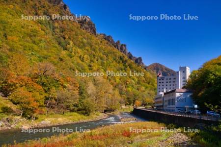 層雲峡温泉と石狩川