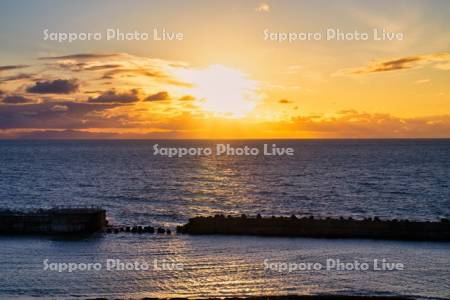 厚田海浜プールと夕日