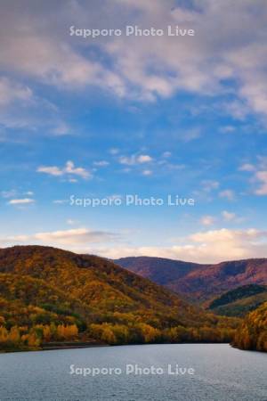 オタルナイ湖の紅葉
