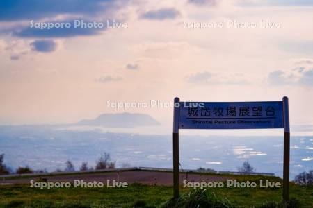城岱牧場展望台より函館山