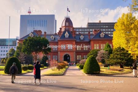 旧北海道庁赤レンガ庁舎と観光客