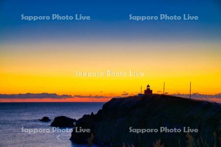 霧多布岬と湯沸岬灯台の朝焼け