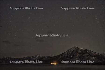 支笏湖と風不死岳の星空