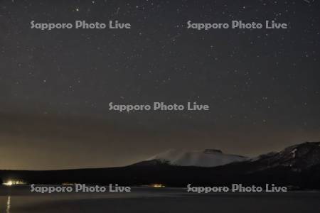 支笏湖と樽前山の星空