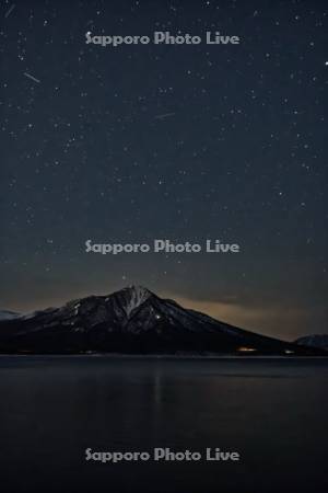 支笏湖と風不死岳の星空