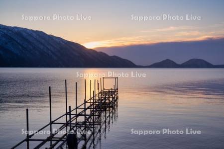 支笏湖の朝焼け