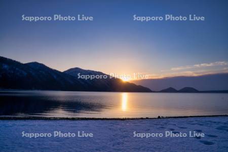 支笏湖の日の出