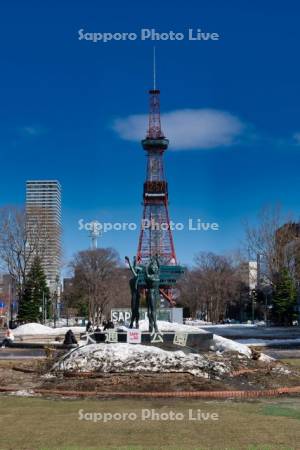 雪解けの大通公園　テレビ塔