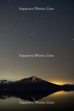 支笏湖と風不死岳の星空