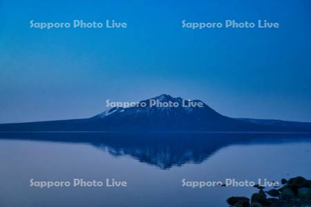 朝焼けの支笏湖と風不死岳