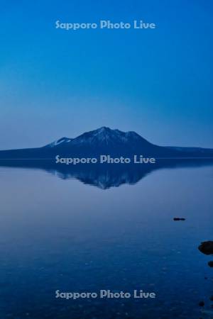 朝焼けの支笏湖と風不死岳