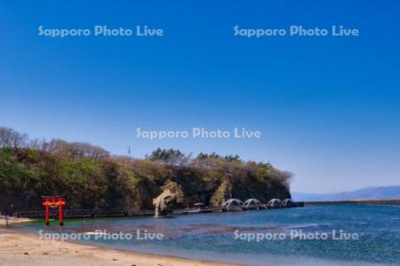 厳島神社鳥居と瓶子岩