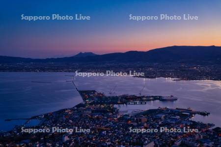 夜明けの函館湾と駒ヶ岳