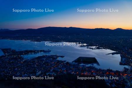 夜明けの函館湾