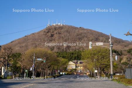 旧函館区公会堂と函館山