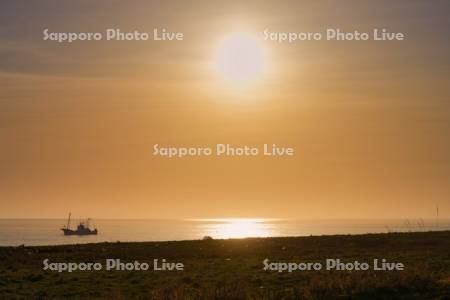 野付半島　朝日と漁船