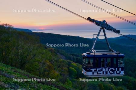 小樽天狗山ロープウェイと夕日